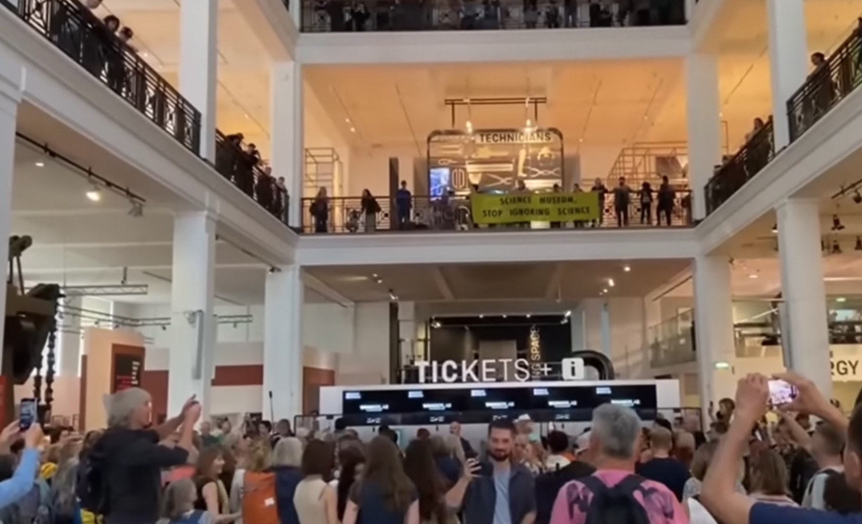 Flash mob at the Science Museum - The Climate Choir Movement